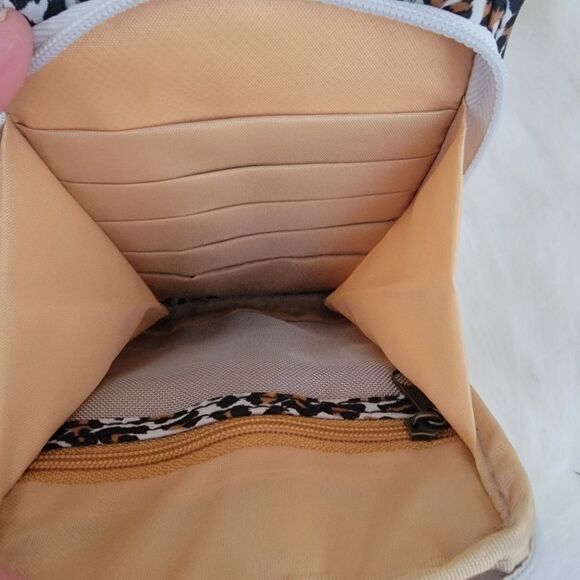 Travelon Crossbody Purse Leopard Print W/Tan Lining Pouch Pockets & Storage EUC - Picture 4 of 6